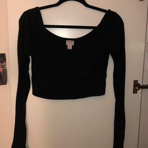 black long sleeve crop top